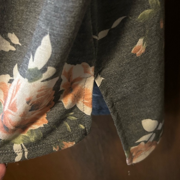 Gorgeous floral grey v neck with choker collar top size M/L - Picture 2 of 4